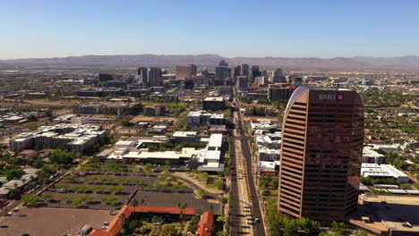 Vuelo-Aéreo-Hacia-Adelante-Sobre-El-Centro-De-Phoenix,-Arizona,-En-Un-Día-Soleado