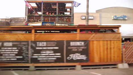 Car-Park-At-The-Restaurant-Buildings-Beside-Hodad's-Burger-Joint-At-Newport-Avenue,-Ocean-Beach,-California,-USA