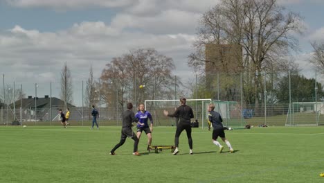 Roundnet,-Gespielt-Von-Jungen-Leuten-An-Einem-Sonnigen-Tag-In-Schweden,-Göteborg