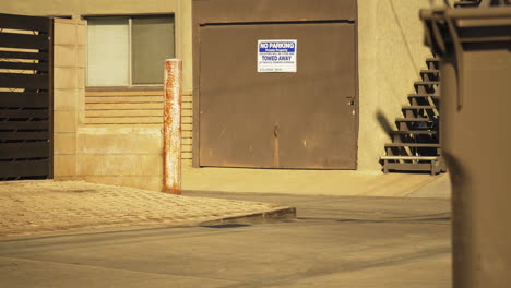 Blick-Auf-Einen-Jungen-Auf-Einem-Surf-Skateboard,-Der-Auf-Der-Straße-Am-Long-Beach-Am-San-Gabriel-River,-Kalifornien,-USA,-Spielt