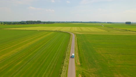 Furgoneta-Volskwagen-Clásica-Conduciendo-Por-El-Campo,-Vista-Aérea