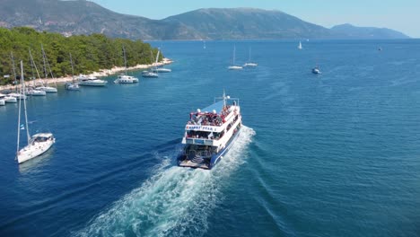 Ferry-leaving-port-of-Friskardo