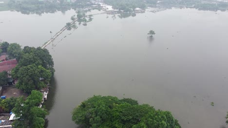 Toma-Aérea,-Un-Lago-Que-Atraviesa-La-Ciudad