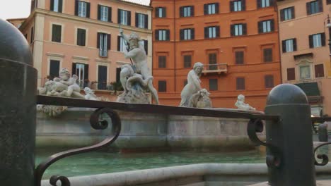 Punto-De-Vista-De-ángulo-Bajo-Alrededor-De-La-Fuente-De-Neptuno-En-Piazza-Navona-En-Roma