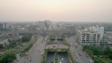 Toma-Aérea-Del-Tráfico-En-Hora-Punta-En-Kalma-Chowk-En-Lahore,-Pakistán