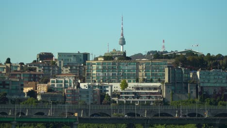 N-Seoul-Tower-Hinter-Yongsan-Bezirksgebäuden-Auf-Dem-Namsan-Berg-Vor-Blauem-Wolkenlosem-Himmelshintergrund