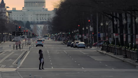 Kameraneigung-Von-Einer-Frau,-Die-Die-Pennsylvania-Avenue-überquert,-Zu-Ihnen