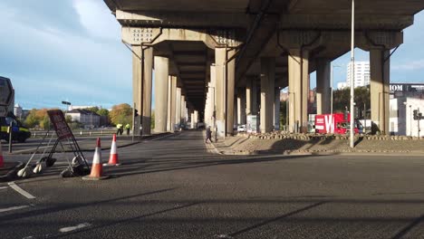 Un-Cierre-De-Carretera-Debajo-De-Una-Autopista-Escocesa