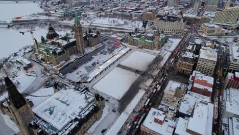 Toma-De-Drones-De-La-Manifestación-De-Camioneros-De-La-Libertad-En-Slater-Street-En-Ottawa,-Ontario-El-30-De-Enero-De-2022-Durante-La-Pandemia-De-Covid-19