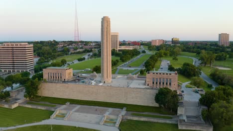 Drohne-Fliegt-Während-Des-Sommerlichen-Sonnenuntergangs-In-Kansas-City,-Missouri,-Am-Liberty-Memorial-Vorbei