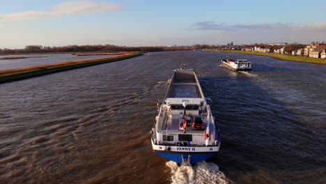 Heckansicht-Des-Binnencontainerschiffs-Fenny-II-Entlang-Des-Flusses-Noord