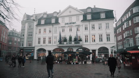 Paustian-In-Aarhus-Während-Der-Weihnachtszeit,-Einkaufen-Im-Stadtzentrum-Von-Dänemark