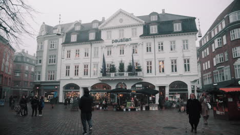 Paustian-En-Aarhus-Durante-El-Tiempo-De-Navidad-Compras-En-El-Centro-De-La-Ciudad-De-Dinamarca