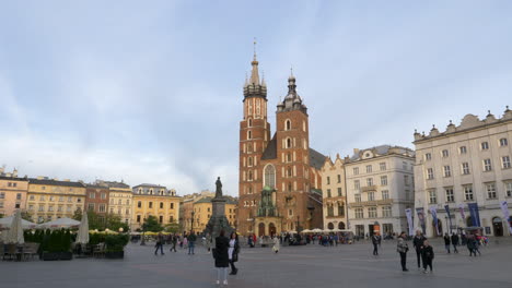 Gente-En-La-Plaza-Del-Mercado-Principal-Con-El-Monumento-Adam-Mickiewicz-Y-St