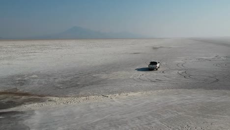 Langsames-Zurückziehen,-Während-Ein-Großer-Weißer-Lastwagen-Langsam-Auf-Den-Bonneville-Salinen-Davonfährt