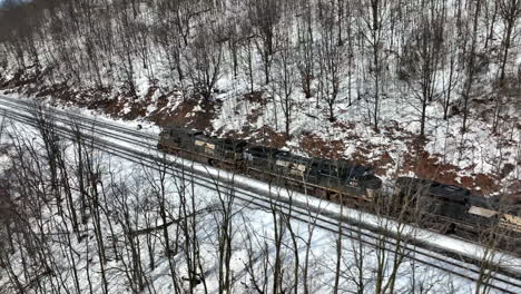 La-Locomotora-Del-Tren-Del-Motor-Diesel-Del-Ferrocarril-Del-Sur-De-Norfolk-Viaja-A-Través-De-La-Escena-Del-Bosque-Nevado-De-La-Montaña-En-Invierno