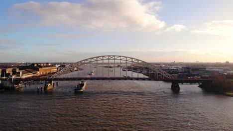 Luftaufnahme-Von-Brug-über-De-Noord-Mit-Verkehr-Und-Lastkähnen,-Die-Sich-An-Einem-Sonnigen-Nachmittag-Nähern