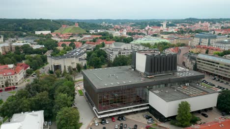 Antena:-Plano-General-Del-Teatro-Nacional-Lituano-De-ópera-Y-Ballet-En-Vilnius-En-Un-Día-De-Verano-Con-La-Colina-De-Gediminas-En-Segundo-Plano.