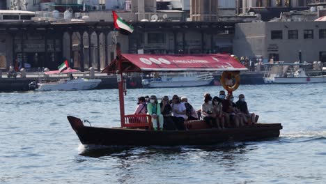 Touristen-Mit-Gesichtsmaske-In-Einem-Abra-Wassertaxi-Auf-Khawr-Dubai,-Altstadt