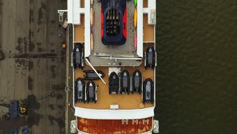 Luftaufnahme-Von-Oben-Nach-Unten,-Bewegung-Vom-Heck-Zum-Bug-Des-Kreuzfahrtschiffes-Hanseatic-Spirit,-Während-Es-Längsseits-Im-Hafen-Von-Turku-Liegt