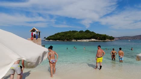 Viele-Touristen-Am-Strand-Von-Ksamil-Im-Süden-Albaniens-Im-Sommer