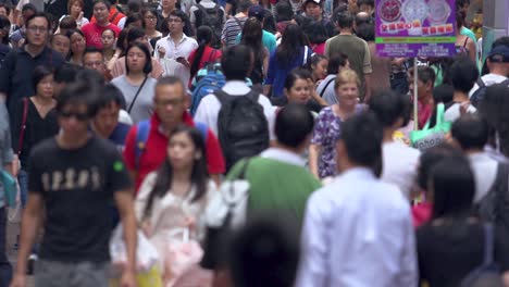 Alltag-Im-Stadtzentrum,-Asiatische-Menschen,-Die-Auf-Einer-Belebten,-überfüllten-Straße-Spazieren