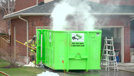 Rauch-Schwebt-Aus-Einem-Müllcontainer,-Nachdem-Feuerwehrleute-Einen-Brand-Gelöscht-Haben