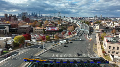 Luftaufnahmen-Von-Autos,-Die-In-Die-Ben-Franklin-Bridge-Einfahren-Und-Am-Plaza-Maut-Zahlen