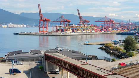 Estación-Frente-Al-Mar,-Transporte-Público-Intermodal-Con-Vistas-A-La-Terminal-De-Contenedores-Del-Centro-De-Vancouver-En-Bc,-Canadá