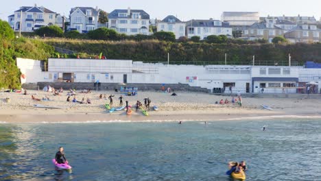 Surfschulunterricht-An-Den-Ufern-Von-Marazion,-England