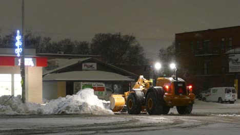 Pala-Cargadora-De-Ruedas-Cat-938m-Apalear-Nieve-Al-Lado-De-La-Carretera-En-Toronto-Por-La-Noche