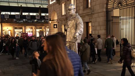 Talentoso,-Divertido,-Artista-Callejero-De-Plata,-Truco-De-Levitación,-Atracción-De-La-Vida-De-La-Ciudad-En-Covent-Garden