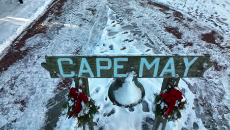 Cape-May-Unterschreibt-Auf-Der-Washington-Street-Mall,-Die-Im-Winter-Mit-Schnee-Bedeckt-Ist