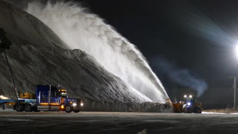 LKW-Schneepflug,-Traktor-Und-Bagger-Schließen-Sich-Zusammen,-Um-Nach-Einem-Gewaltigen-Sturm-In-Einer-Dunklen,-Kalten-Kanadischen-Winternacht-Schnee-Von-Der-Straße-Der-Stadt-Zu-Entfernen