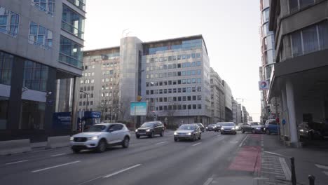 Weiter-Blick-Auf-Die-Skyline-Der-Stark-Befahrenen-Straße-Rue-Belliard-Im-Europaviertel-In-Brüssel,-Belgien-Während-Der-Hauptverkehrszeit