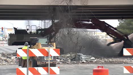 Betonschutt-Und-Schutt-Fallen-Durch-Die-Brückenbaustelle