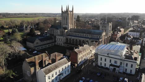 Drohnenaufnahmen-Fliegen-In-Richtung-Der-St.-Edmundsbury-Kathedrale-In-Bury-St.-Edmunds,-Großbritannien