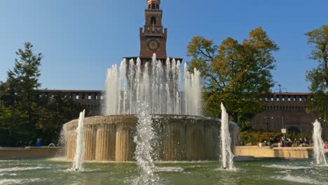 Vista-Exterior-Del-Castillo-Medieval-Sforza-O-Castello-Sforzesco-En-Milán-Y-Fuente