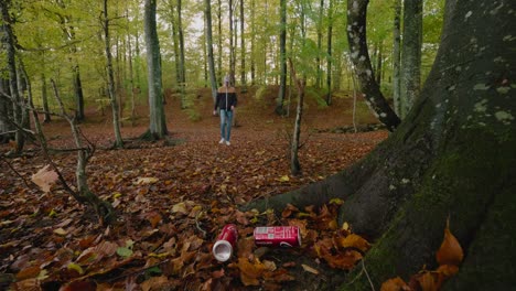 Un-Joven-Ve-Latas-De-Refresco-Tiradas-En-La-Naturaleza-Y-Las-Recoge-Insatisfecho-Con-La-Basura-De-La-Sociedad,-Gyllebo,-Skåne,-Suecia---Plano-General-Estático