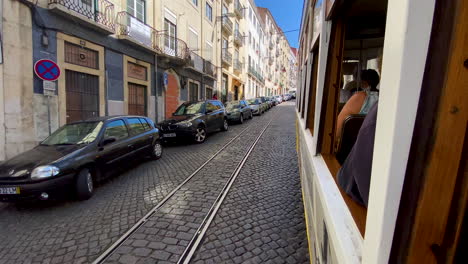 Recorrido-En-Tranvía-Antiguo-En-Lisboa---Punto-De-Vista-Del-Turista-Desde-La-Ventana-Abierta-En-Una-Calle-De-La-Ciudad-En-Movimiento-Durante-El-Día