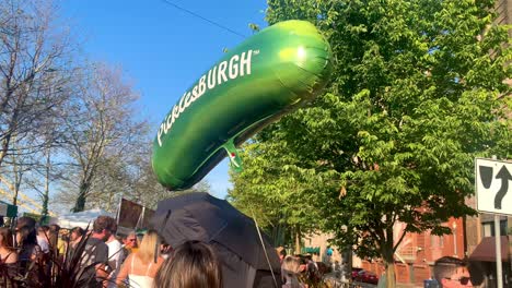 Der-Picklesburgh-Ballon-Baumelt-In-Der-Luft