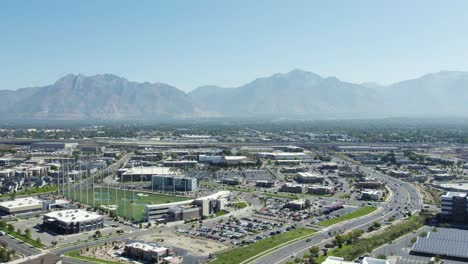 Moderne-Stadt-Mit-Berghintergrund-In-Der-Nähe-Von-Salt-Lake-City,-Utah---Luftaufnahme