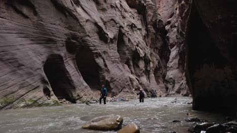 El-Sendero-Estrecho-En-El-Parque-Nacional-Zion-Durante-La-Primavera