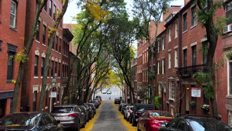 Calles-En-Beacon-Hill,-Boston-Con-Autos-Y-árboles-De-Follaje-De-Otoño-En-Estados-Unidos---Vista-Inclinada