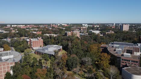 Vista-Aérea-De-Drones-Acercándose-A-La-Universidad-De-Florida,-En-El-Soleado-Gainesville,-Estados-Unidos