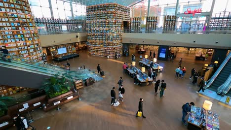 Una-Multitud-De-Personas-Visitando-La-Biblioteca-Starfield-En-El-Distrito-De-Gangnam,-Ciudad-De-Seúl,-Lapso-De-Tiempo-De-Corea