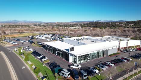 Mercedes-Benz-Autohaus-In-Valencia,-Kalifornien