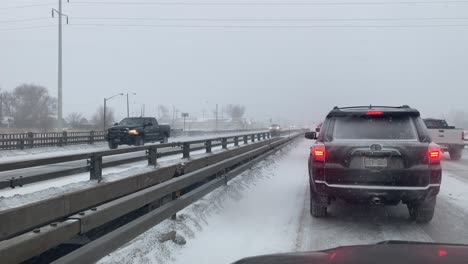 Langsamer-Verkehr-Auf-Einer-Vereisten-Brücke-In-Colorado