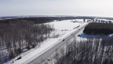 Imágenes-Aéreas-De-Los-Partidarios-Del-Convoy-De-La-Libertad-Conduciendo-Por-La-Autopista-138-Desde-Cornualles-En-Un-Día-Frío-Y-Soleado-En-Canadá