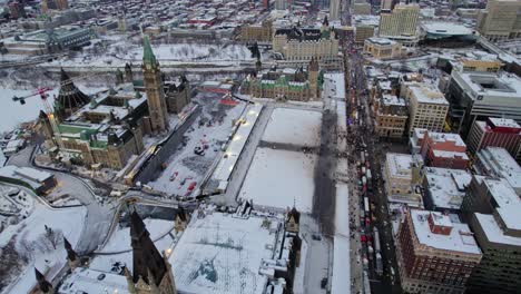 Drohnenaufnahme-Der-Trucker-Rallye-Der-Freiheit-Auf-Der-Slater-Street-In-Ottawa,-Am-30.-Januar-2022-Während-Der-Covid-19-Pandemie